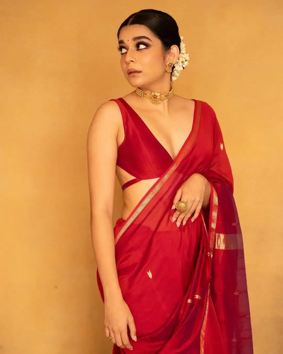 INDIAN ACTRESS MITHILA PALKAR IN TRADITIONAL RED COLOR SAREE SLEEVELESS BLOUSE 2